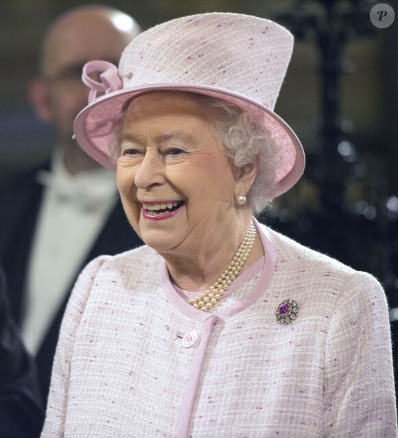 La reine Elizabeth II au palais de Westminster lors de l'inauguration d'un vitrail spécial jubilé de diamant le 6 décembre 2013