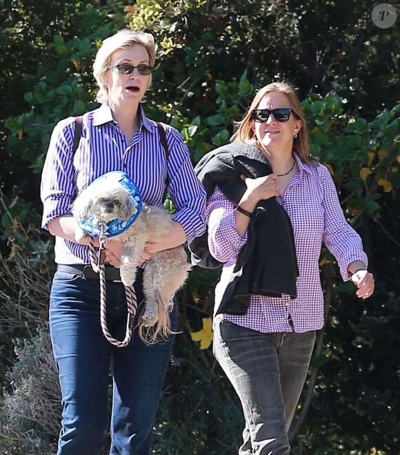 Exclusif - Jane Lynch déjeune avec une amie et son chien au restaurant à West Hollywood, le 15 octobre 2013.