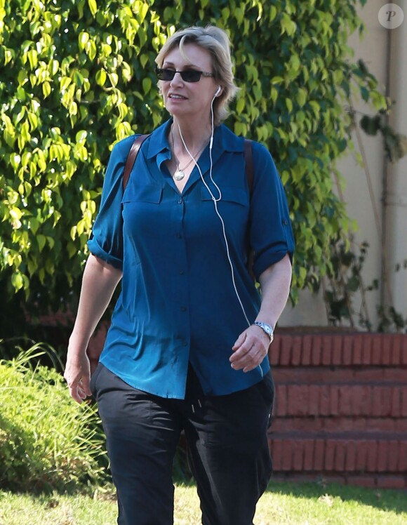 Jane Lynch se promène à West Hollywood, Los Angeles, le 18 octobre 2013.