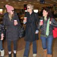  Exclusif - Jane Lynch, Lara Embry et la fille de Lara arrivent à l'aéroport de Salt Lake City pour le festival du film de Sundance, le 19 janvier 2013.  