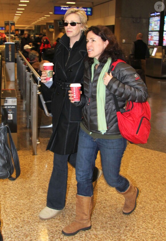 Exclusif - Jane Lynch, Lara Embry et la fille de Lara arrivent à l'aéroport de Salt Lake City pour le festival du film de Sundance, le 19 janvier 2013. 