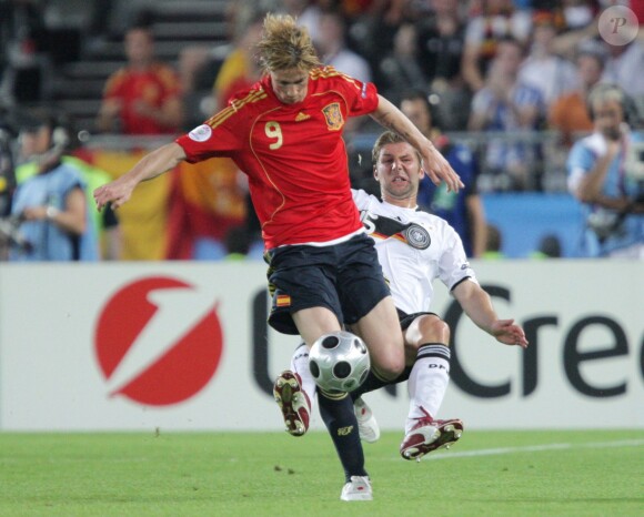 Thomas Hitzlsperger tacle Fernando Torres lors de la finale de l'Euro 2008 au stade Ernst Happel de Vienne, le 29 juin 2008