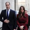 1 - Kate Middleton avec le prince William arrivant le 11 janvier 2013 à la National Portrait Gallery à Londres, deux jours après son 31e anniversaire.