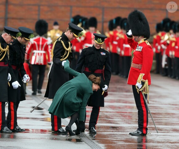 4 - Kate Middleton, le talon coincé le 17 mars 2013 lors de la parade de la Saint Patrick à laquelle William participait.