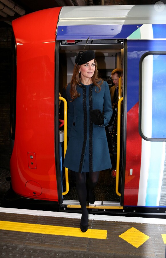 6 - Kate Middleton dans le métro à Londres le 20 mars 2013 pour les 150 ans du Tube