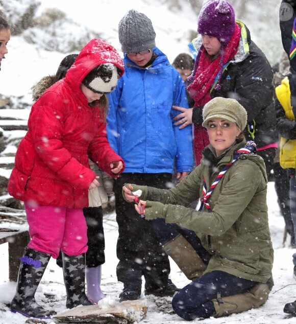 7 - Kate Middleton, scout toujours en Cumbrie sous la neige le 22 mars 2013
