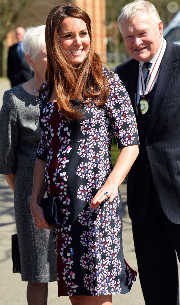 10 - Kate Middleton à l'école primaire The Willows à Manchester le 23 avril 2013