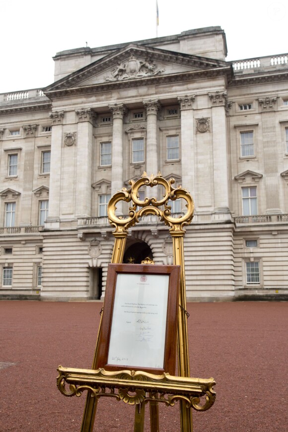 19 - Bulletin officiel proclamant la naissance du prince George de Cambridge, exposé le 23 juillet 2013 dans la cour de Buckingham