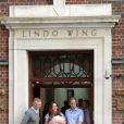  20 - Le duc et la duchesse de Cambridge quittant l'aile Lindo de l'hôpital St Mary avec le prince George né la veille, le 23 juillet 2013 