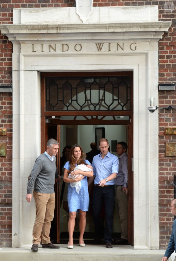 20 - Le duc et la duchesse de Cambridge quittant l'aile Lindo de l'hôpital St Mary avec le prince George né la veille, le 23 juillet 2013