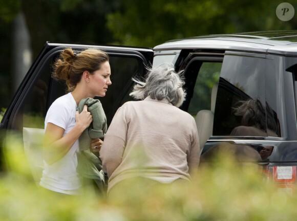 23 - Kate Middleton, avec le prince George et la nounou Jessica Webb, faisant une halte dans un Mc Donald's le 9 septembre 2013