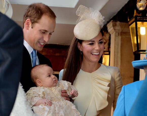 26 - Le prince William et la duchesse Catherine présentant leur fils le prince George de Cambridge lors de son baptême au palais St James le 23 octobre 2013