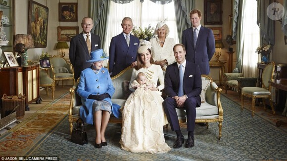 27 - Baptême du prince George de Cambridge, portrait réalisé le 23 octobre 2013 par Jason Bell à Clarence House, dans la Morning Room. Bébé pose avec ses parents le duc et la duchesse de Cambridge, la reine Elizabeth II, le duc d'Edimbourg, le prince Charles, la duchesse Camilla et le prince Harry.
