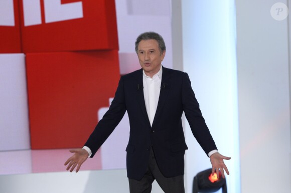 Michel Drucker lors de l'enregistrement de l'émission Vivement Dimanche à Paris le 8 janvier 2014. L'émission sera diffusée le 12 janvier 2014
