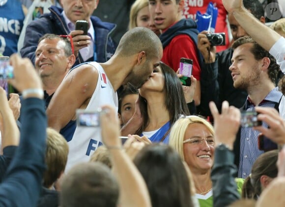 Tony Parker et sa fiancée Axelle après la victoire de l'équipe de France en finale des championnats d'Europe de basket, à Ljubljana le 222 septembre 2013