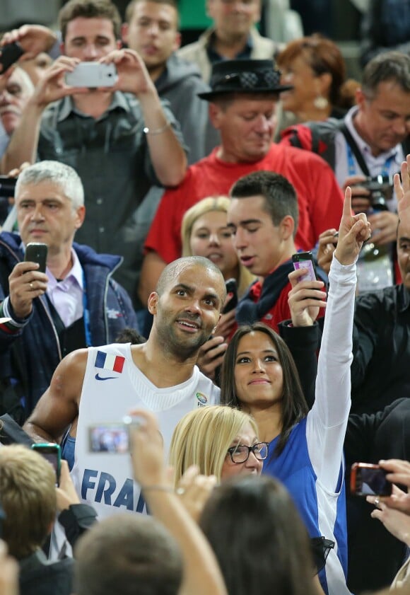 Tony Parker et sa belle Axelle à Ljubljana, le 22 septembre 2013 après sa victoire à l'Euro.