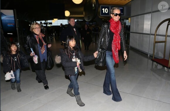 Laeticia Hallyday avec ses filles, Jade et Joy, et Eliette sa grand-mère à l'aéroport de Roissy-Charles de Gaulle pour prendre un avion direction Los Angeles, le 12 janvier 2014.