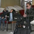Johnny Hallyday et Laeticia Hallyday avec leurs filles, Jade et Joy, et Eliette sa grand-mère à l'aéroport de Roissy-Charles de Gaulle pour prendre un avion direction Los Angeles, le 12 janvier 2014.