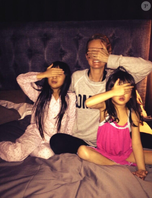Laeticia Hallyday et ses filles, Jade et Joy, prêtent pour The Voice 3 sur TF1, le 11 janvier 2014.