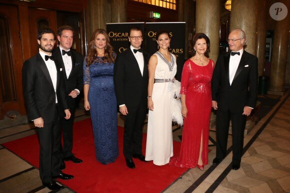 La princesse Madeleine de Suède, enceinte, prenait part avec son mari Chris O'Neill à la soirée de gala organisée au Théâtre Oskar à Stockholm le 19 décembre 2013 pour les 70 ans de la reine Silvia.