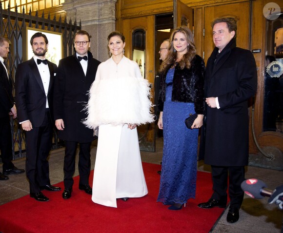 La princesse Madeleine de Suède, enceinte de son premier enfant, avec son mari Chris et en famille lors de la soirée de gala organisée au Théâtre Oskar à Stockholm le 19 décembre 2013 pour les 70 ans de la reine Silvia.