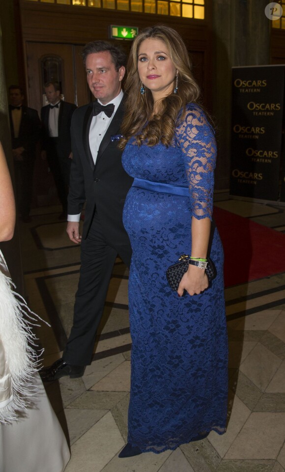 La princesse Madeleine de Suède, enceinte de son premier enfant, avec son mari Chris O'Neill lors de la soirée de gala organisée au Théâtre Oskar à Stockholm le 19 décembre 2013 pour les 70 ans de la reine Silvia.
