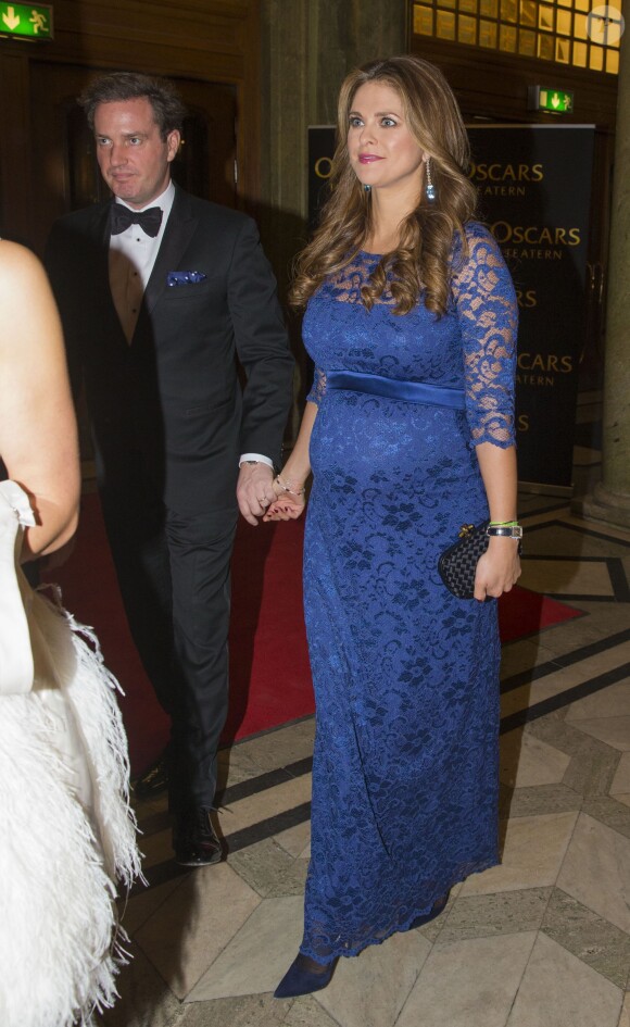 La princesse Madeleine de Suède, enceinte de son premier enfant, avec son mari Chris O'Neill lors de la soirée de gala organisée au Théâtre Oskar à Stockholm le 19 décembre 2013 pour les 70 ans de la reine Silvia.