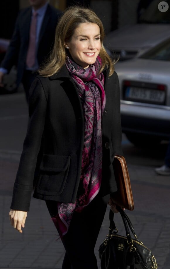 Letizia d'Espagne au sortir d'une réunion de la FEDER, la Fédération nationale des maladies rares, le 10 janvier 2014 à Madrid.