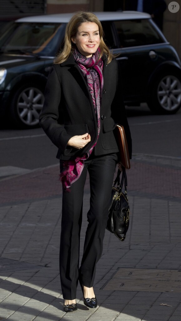 Letizia d'Espagne au sortir d'une réunion de la FEDER, la Fédération nationale des maladies rares, le 10 janvier 2014 à Madrid.