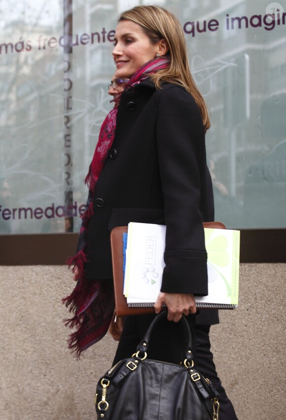 Letizia d'Espagne au sortir d'une réunion de la FEDER, la Fédération nationale des maladies rares, le 10 janvier 2014 à Madrid.