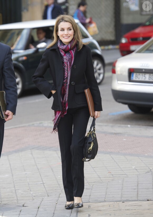 La princesse Letizia d'Espagne au sortir d'une réunion du comité de direction de la FEDER, la Fédération nationale des maladies rares, le 10 janvier 2014 à Madrid.