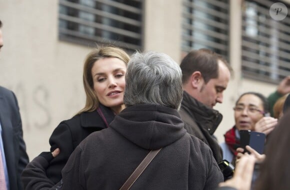 La princesse Letizia d'Espagne au sortir d'une réunion du comité de direction de la FEDER, la Fédération nationale des maladies rares, le 10 janvier 2014 à Madrid.
