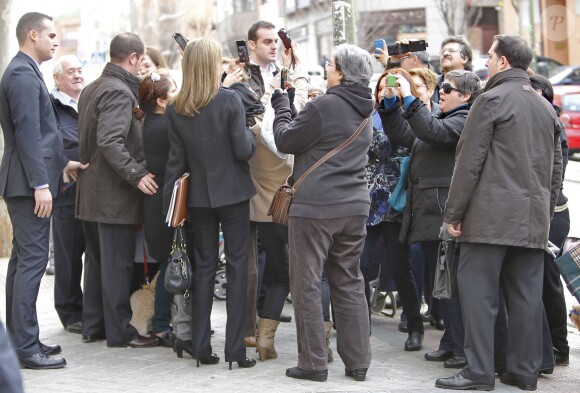 La princesse Letizia d'Espagne face à ses fans au sortir d'une réunion du comité de direction de la FEDER, la Fédération nationale des maladies rares, le 10 janvier 2014 à Madrid.