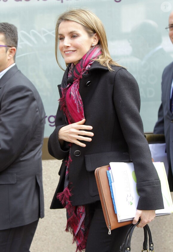 La princesse Letizia d'Espagne au sortir d'une réunion du comité de direction de la FEDER, la Fédération nationale des maladies rares, le 10 janvier 2014 à Madrid.