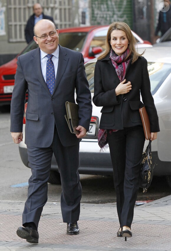 La princesse Letizia d'Espagne au sortir d'une réunion du comité de direction de la FEDER, la Fédération nationale des maladies rares, le 10 janvier 2014 à Madrid.
