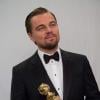 Leonardo DiCaprio pose avec son prix de meilleur acteur dans une comédie (Le Loup de Wall Street) lors des Golden Globes le 12 janvier 2013