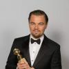 Leonardo DiCaprio pose avec son prix de meilleur acteur dans une comédie (Le Loup de Wall Street) lors des Golden Globes le 12 janvier 2013
