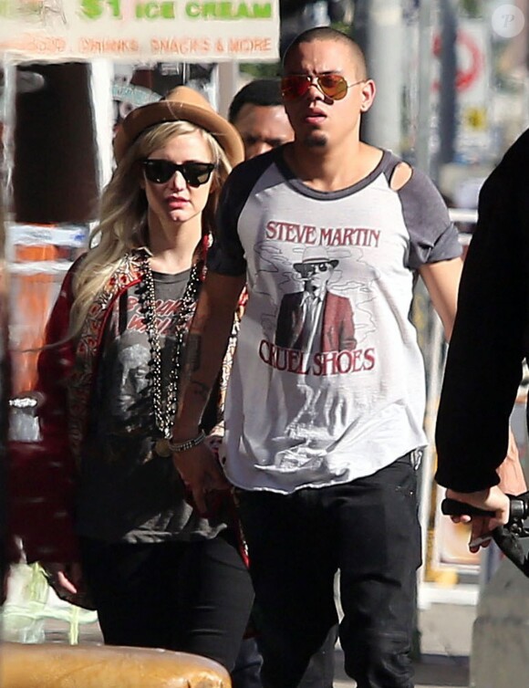 Ashlee Simpson et son petit ami Evan Ross font du shopping à Los Angeles, le 29 décembre 2013.