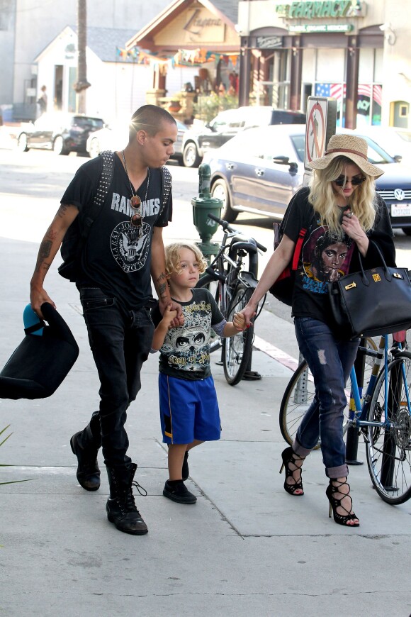 Ashlee Simpson, son Bronx, et son fiancé Evan Ross à Los Angeles le 4 août 2013. 