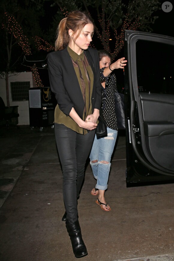 Amber Heard sort d'un dîner à West Hollywood avec une amie et cache une bague de fiançailles, le 14 janvier 2014.