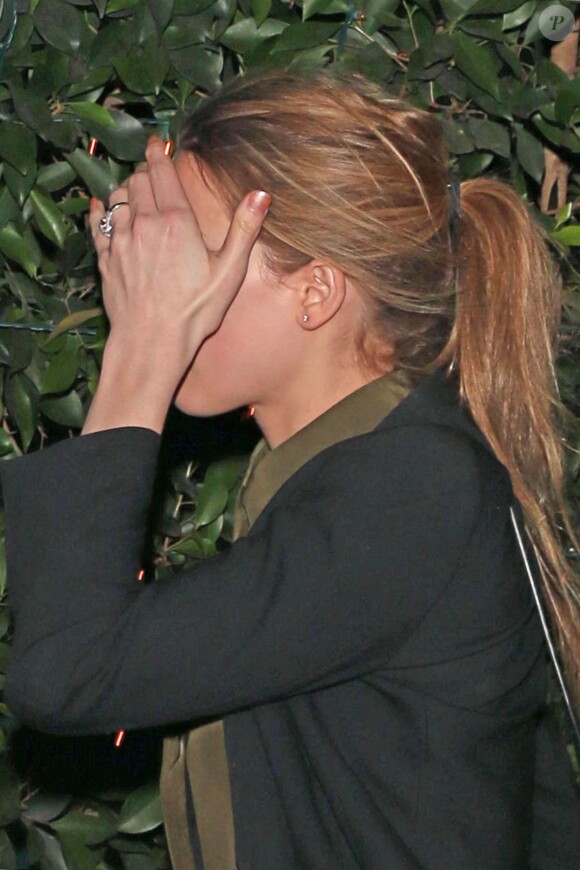 Amber Heard couvre son visage et dévoilé sa bague de fiançailles en sortant de l'Ago Restaurant à West Hollywood, Los Angeles, le 15 janvier 2014.