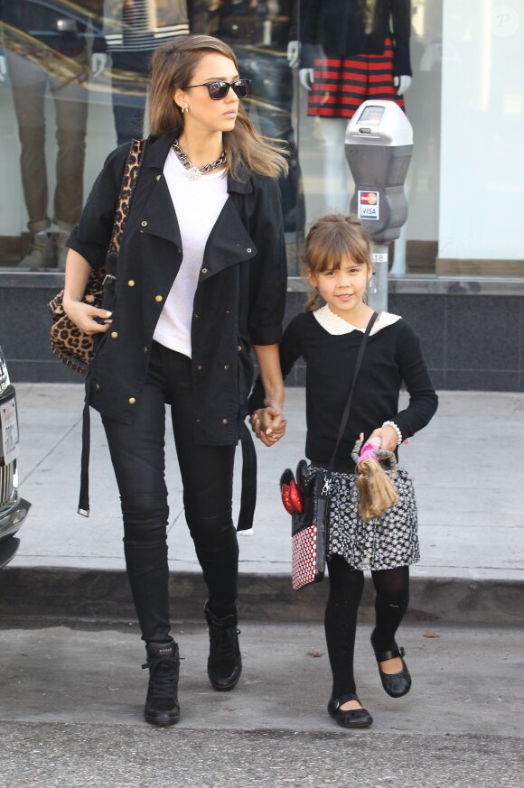 Jessica Alba avec sa fille Honor dans les rues de Los Angeles, le 22 decembre 2013