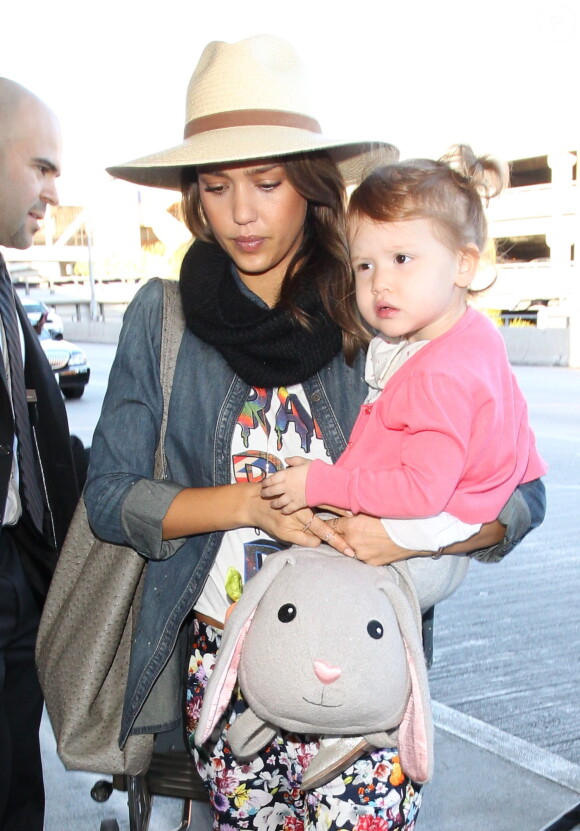 Jessica Alba et sa fille Haven le 27 décembre 2013 arrivent à l'aéroport L.A.X