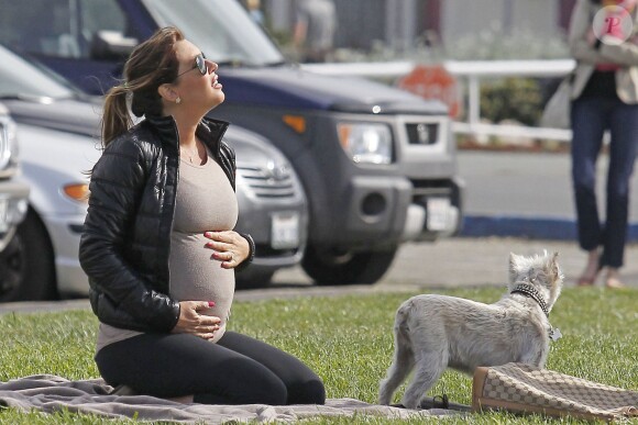 Rachel Uchitel, enceinte, dans un parc de San Fransisco, le 13 mars 2012