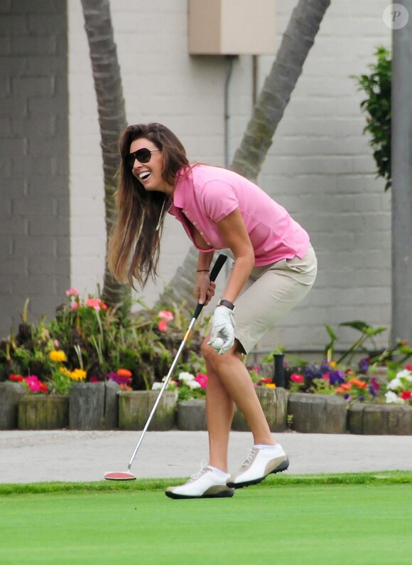 Rachel Uchitel joue au golf à Los Angeles, le 23 juin 2010