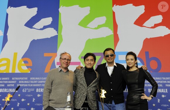 Wong Kar Wai entouré des acteurs Tony Leung et Zhang Ziyi avec le directeur de la photo Philippe Le Sourd à Berlin le 7 février 2013.