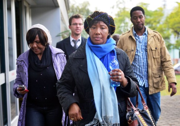 Les enfants et petits-enfants de Nelson Mandela, Makaziwe, Ndaba et Ndileka Mandela au tribunal de Mthatha à Mthatha le 3 juillet 2013, lors du verdict qui imposait le retour des dépouilles de trois enfants Mandela au village de Qunu, après que Mandla Mandela, le petit-fils du leader sud-africain est déplacé les corps.