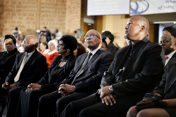 Winnie Mandela, le president Jacob Zuma et Mandla Mandela, petit-fils de Nelson Mandela à Johannesburg le 8 décembre 2013