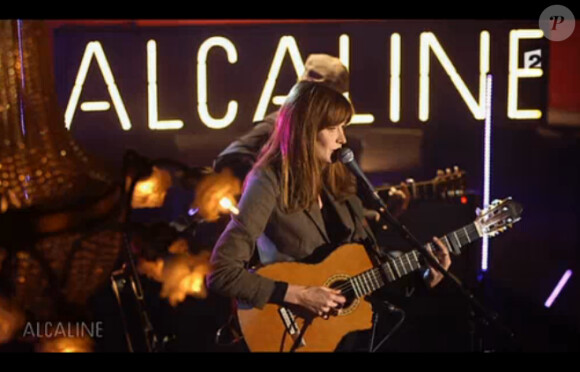 Carla Bruni en live dans "Alcaline, le Mag" sur France 2 le 16 janvier 2014.