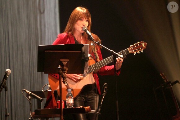 Exclusif : Carla Bruni a donné un beau concert à Sainte-Maxime le 7 decembre 2013.